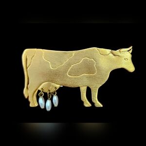 Vtg Jonette Jewelry (JJ) Gold Metal Cow Brooch Pin Dangling Faux Pearl Utters